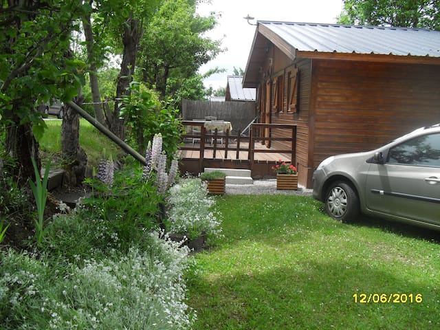Chalet à la montagne dans un camping
