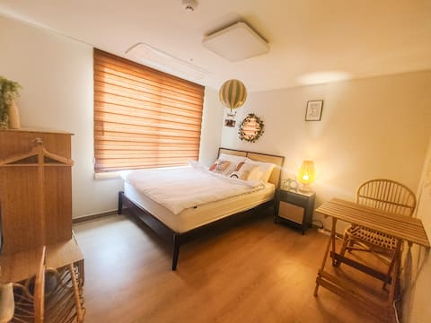 3 queen beds, 55 inch TV, hair dryer