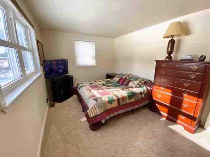 2do dormitorio con cama queen.