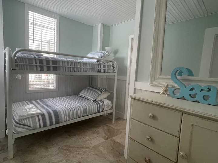 קומה תחתונה: חדר עם מיטת קומתיים