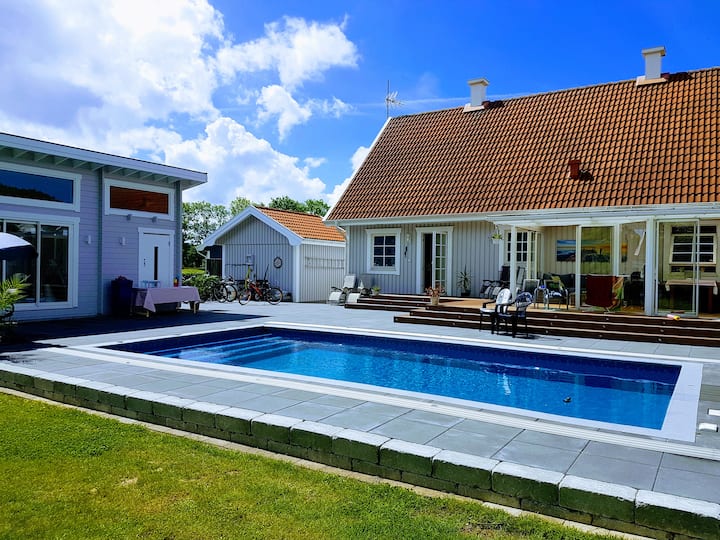 Cabin with outdoor kitchen and pool in Helsingborg