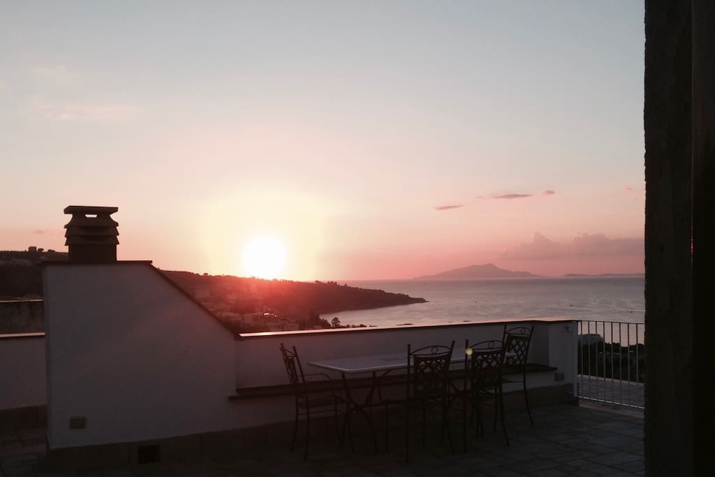 Le terrazze ti regalano ogni giorno i magnifici colori dell’alba e del tramonto che avanzano da levante a ponente.