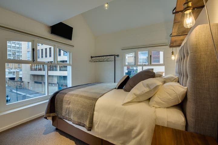 Bedroom 1 - Queen with ensuite