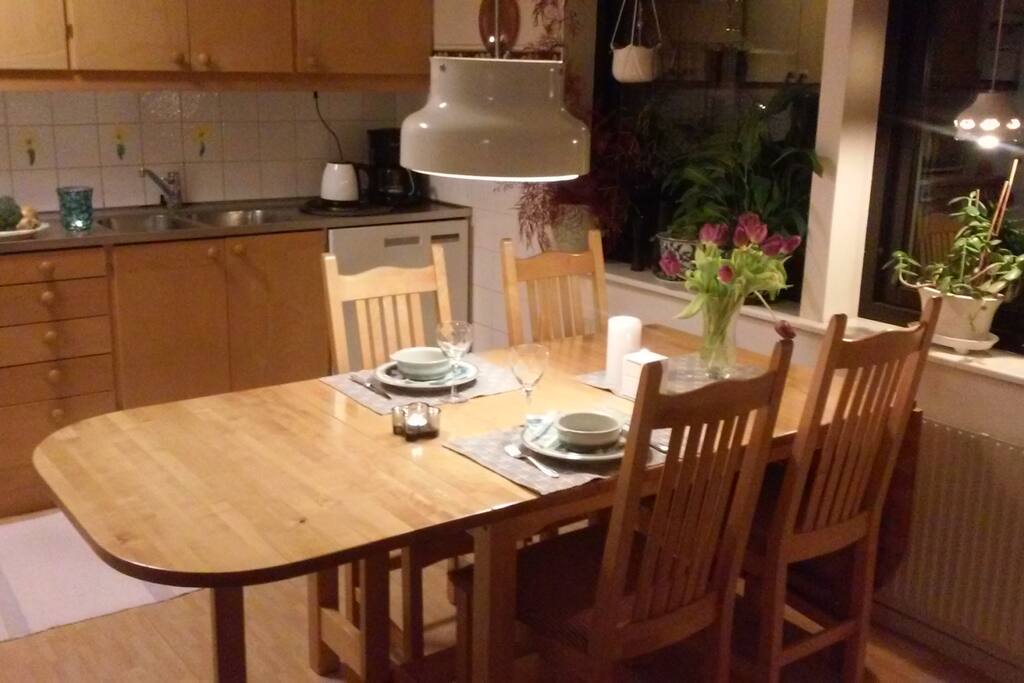 Plats för 6 personer vid bordet.