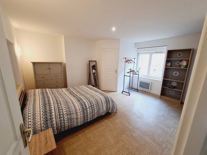 Chumba cha kulala kwenye ghorofa ya 1.
Kwa taarifa yako, bafu na choo vinapatikana kupitia mlango unaoweza kuonekana kwenye picha 