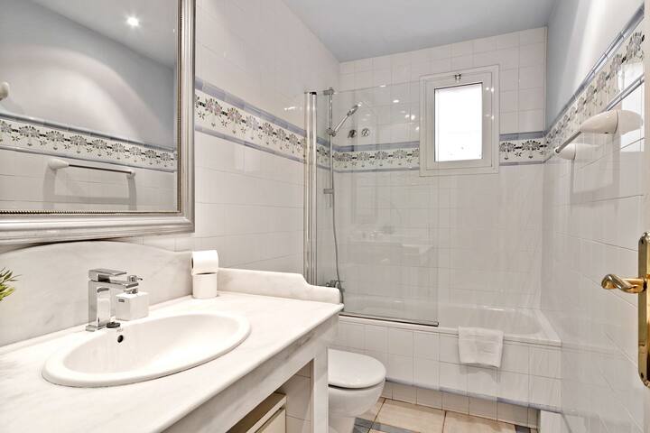 5-bedroom 3 bathroom apartment with lots of style gallery image 3