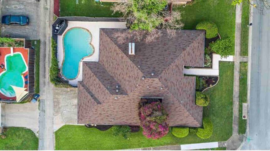 Spacious Luxury Home with Heated Pool & Pool Table gallery image 5