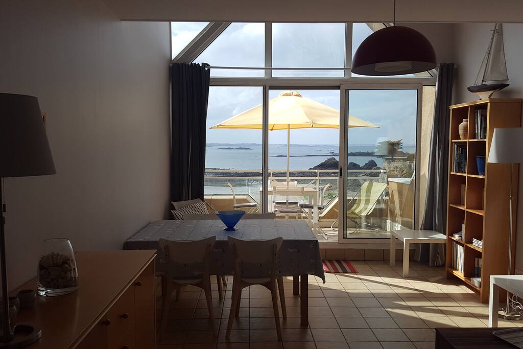 Séjour prolongé par une terrasse vue directe sur mer.