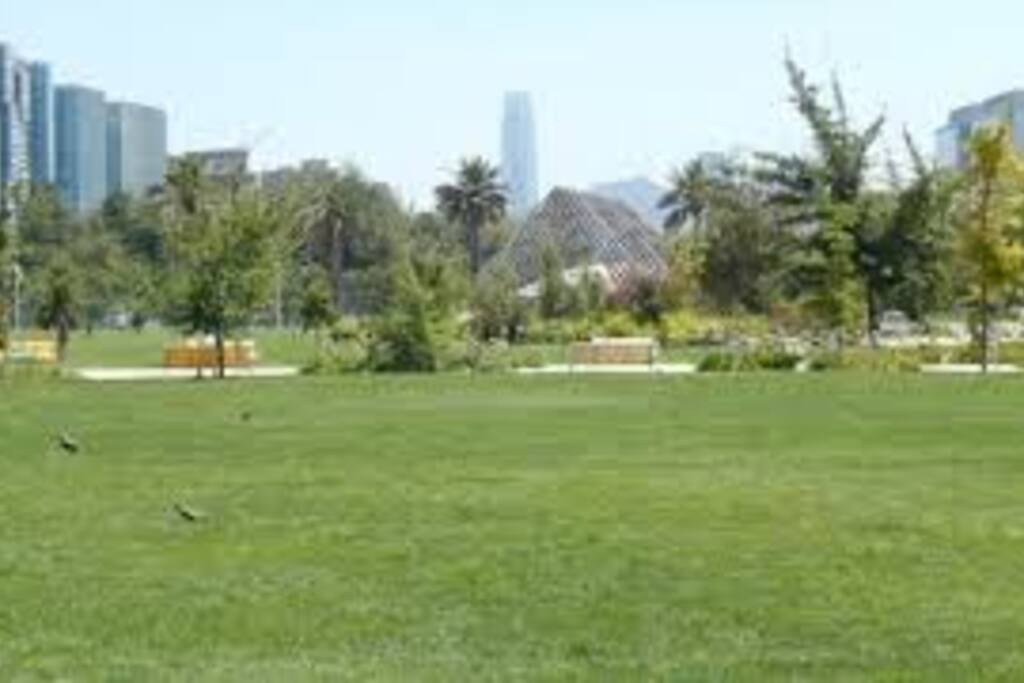 áreas verdes parque frente edificio