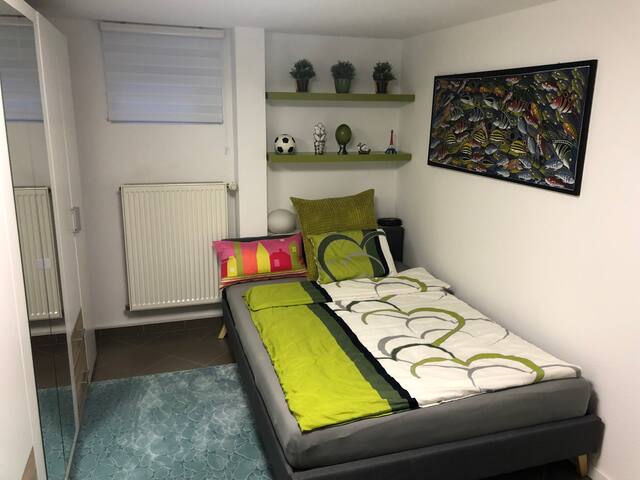 Ruhiges grosses Zimmer im Souterrain