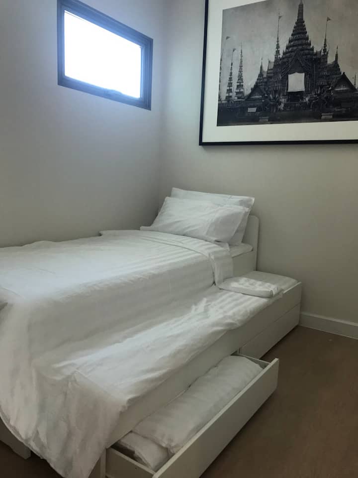 Мала спална соба со кревет на два ката