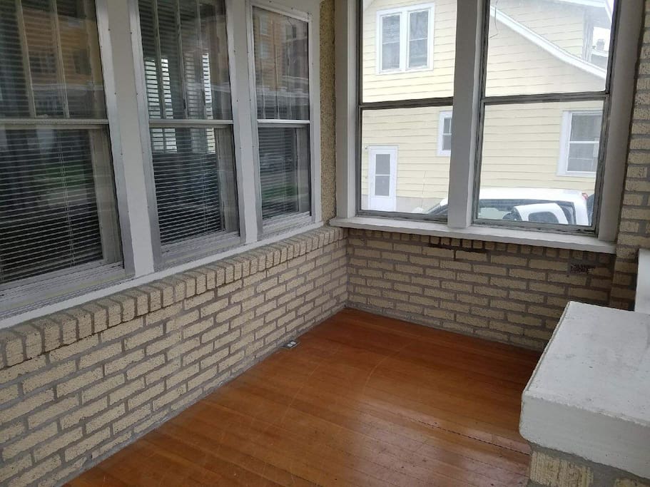 Porch has 3 chairs (not pictured)