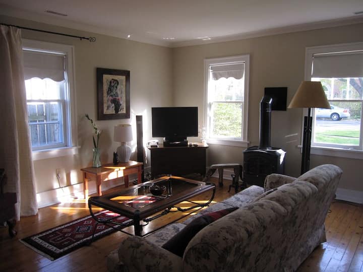 Historic 1835 Cottage, Paces From Centre & Shaw. - Niagara-on-the-Lake