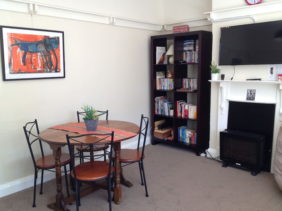 There is a good selection of Blue Mountains hiking and wildlife books, and
novels, short stories and many DVDs (including a selection for children) and games to choose from during your stay in Lurline Loft.