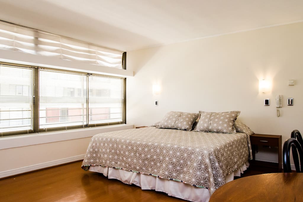 Iluminada habitación y cómoda cama matrimonial.