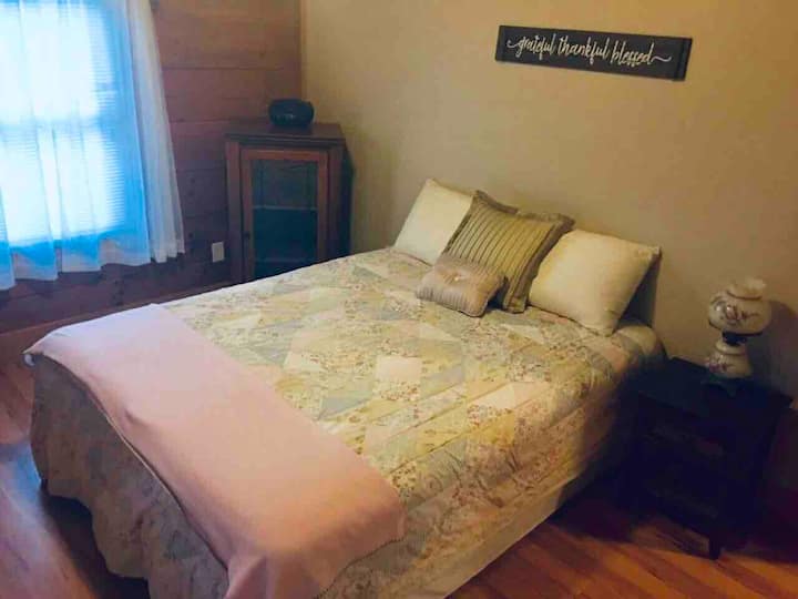 「春季客房」卧室2 -装饰精美的房间配有衣柜、梳妆台、篮子和床头柜。 