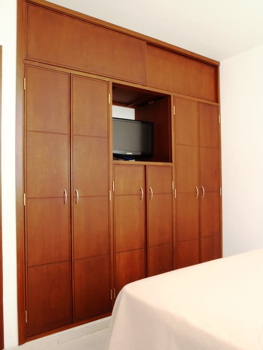 Apartamento 301 Dos ambientes, totalmente amoblado, consta de sala-comedor, cocina, habitación con cama doble, televisor, aire acondicionado; baño y pequeña zona de lavado