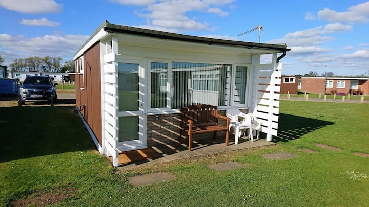 Pet Friendly! 2 Bed Detached Chalet - Caister-on-Sea