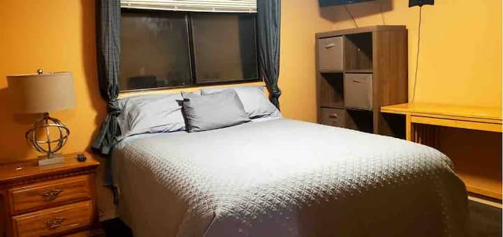 Kjo fotografi tregon një tavolinë pune që ishte një kërkesë për banorin. 