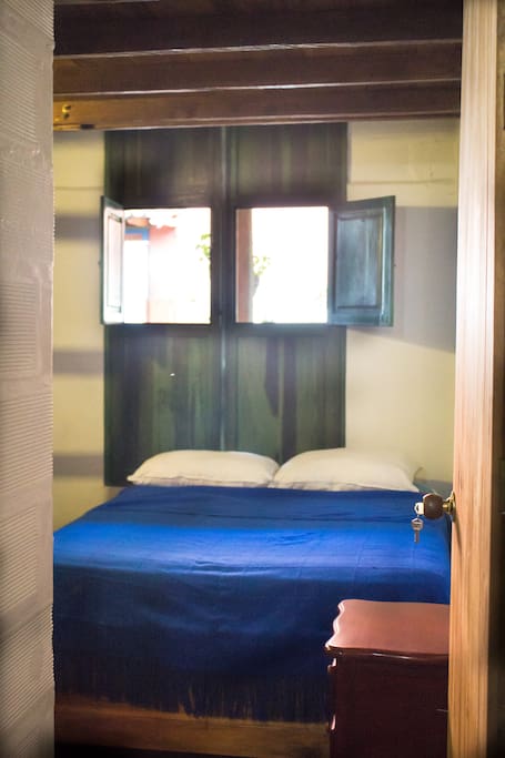 Habitación 2:
Cama doble
Mesa de noche
Closet
Mezanine con opción para colchón inflable
Bedroom 2:
Double bed
nightstand
Closet
Mezzanine with option for inflatable mattress
