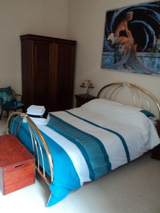 Guest bedroom with king size bed - it's at the back of the flat so it's nice and quiet.