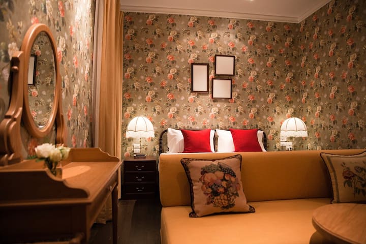 The room belonged to the middle sister who loved handicraft, care-taking, needlework, cooking, and growing plants and flowers. Most plants in Baannai were tended to with the utmost care. This room emphasizes freshness and liveliness. The decoration includes handcrafted items and different matching furniture. This room uses to most vivid colors of all rooms.