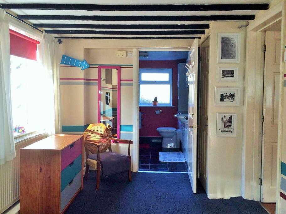 ...leading to en suite