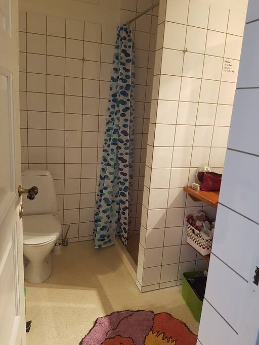 Badeværelse med brus.