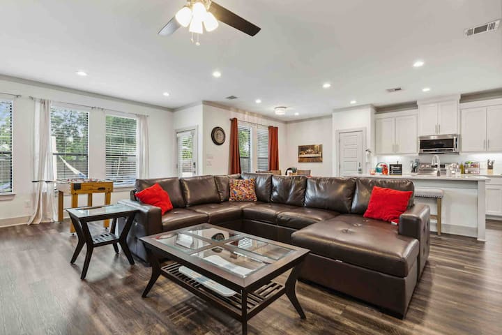 King Bed | Hot Tub | Private Large Yard + Garage