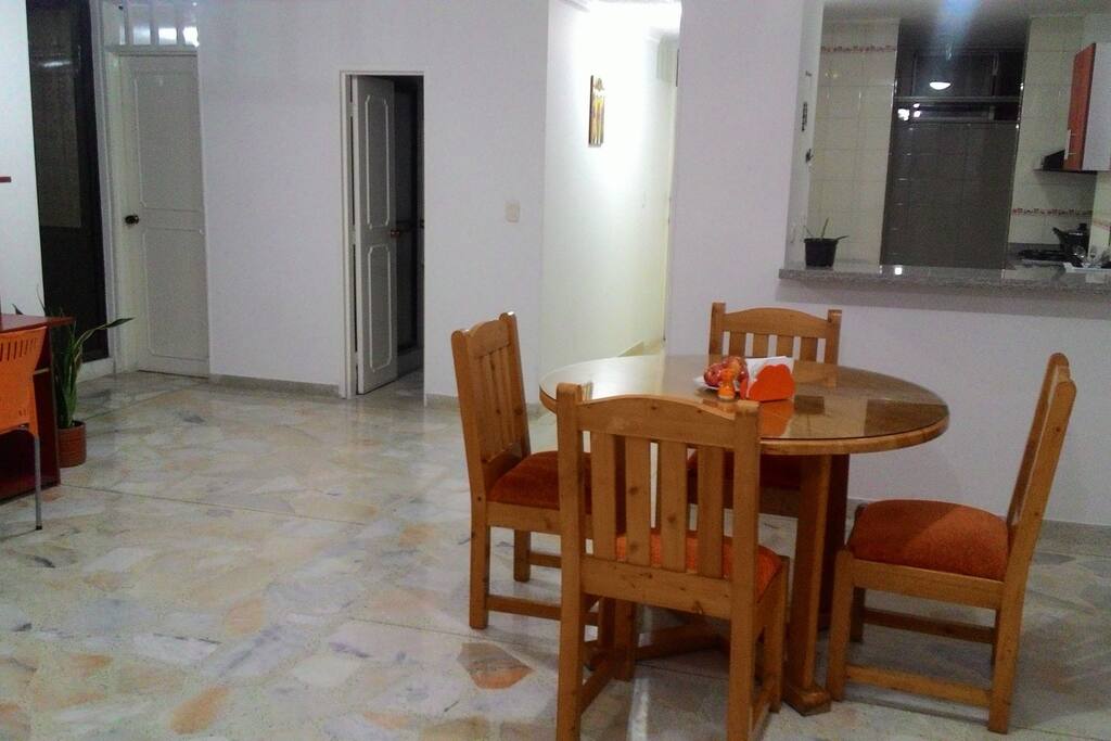 ENTRADA, COMEDOR, ESCRITORIO, BAÑO