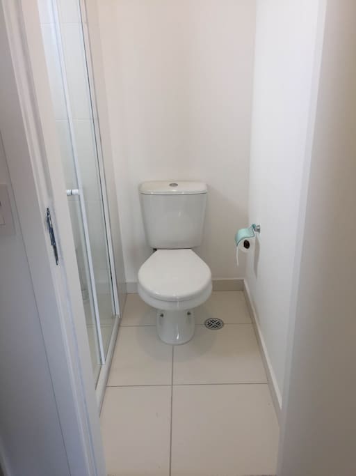 Banheiro com box e ventilação natural