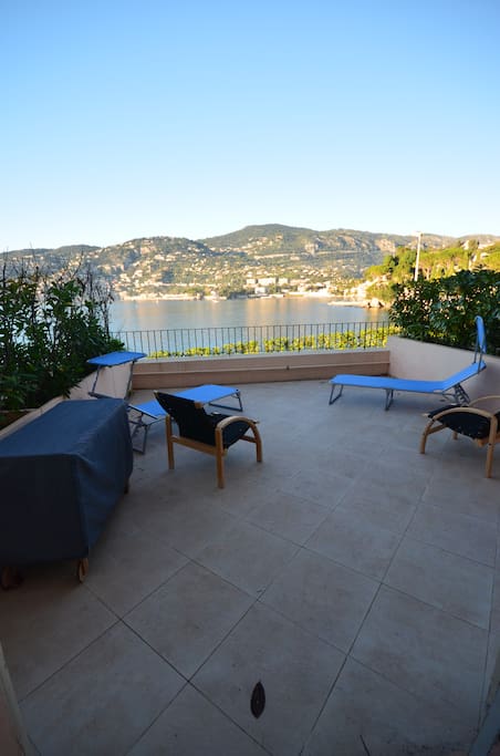 La grande terrasse avec vue sur la baie de Saint Jean Cap Ferrat. Un point de vue magique à tous les moments de la journée. Du lever au coucher de soleil ! La plage de passable est à moins de 100 mètres...