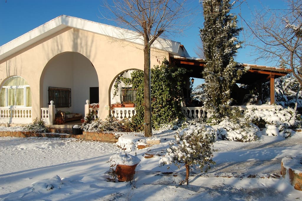 frente de la casa con porche culinario, horno de leña, barbacoa, y paellero, desde el este