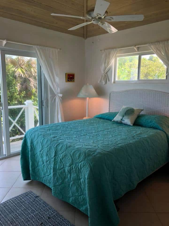 3号卧室，配备标准双人床、空调和吊扇，可欣赏海景！ 