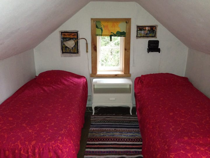 卧室楼上有三张床（尺寸80 x200 ）。