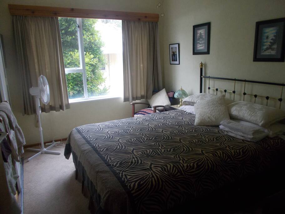 Main bedroom queen bed