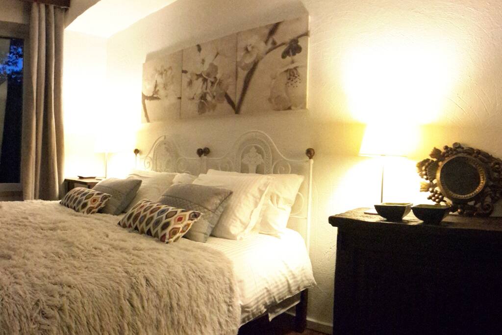 Quarto com 2 camas ou uma extra king size, muito sucessado echeio de sol.