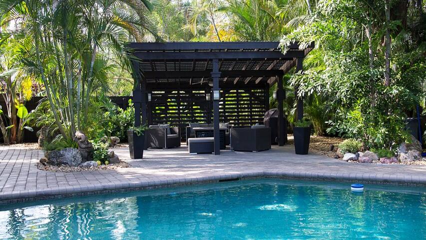 Modern Two Story Lush Paradise w/ private Pool gallery image 4