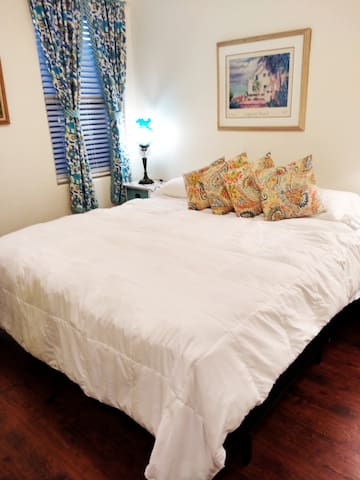Charming Private Suite, 10 min Lackland/Sea World