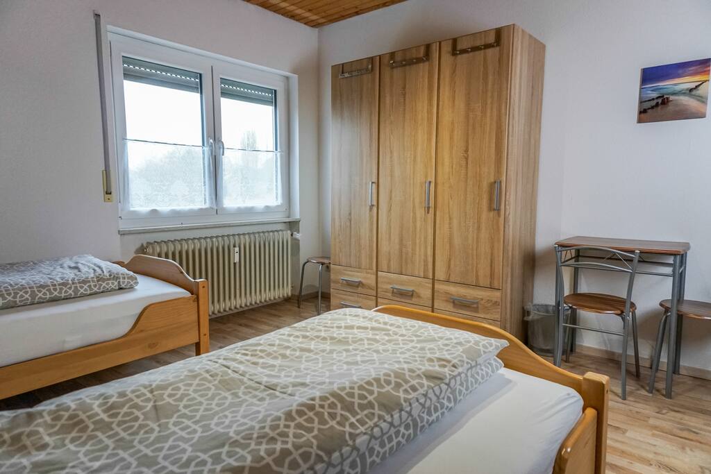 Schränke und Sitzmöglichkeit