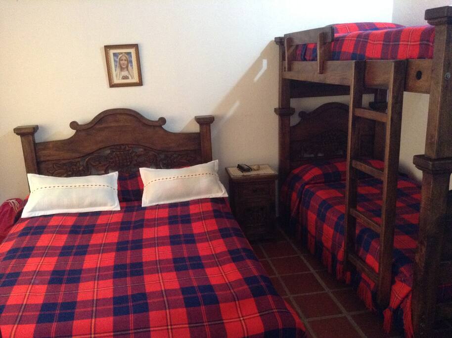 Habitación con cama doble y litera