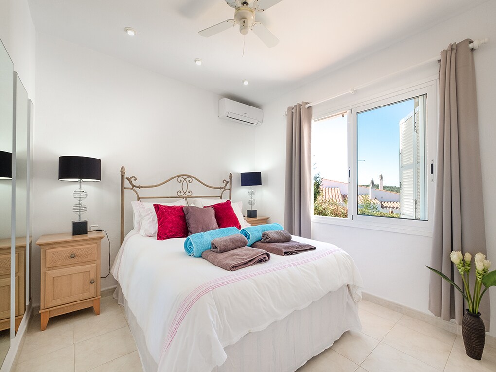 Спална соба со вила со базен во Es Canutells en Menorca