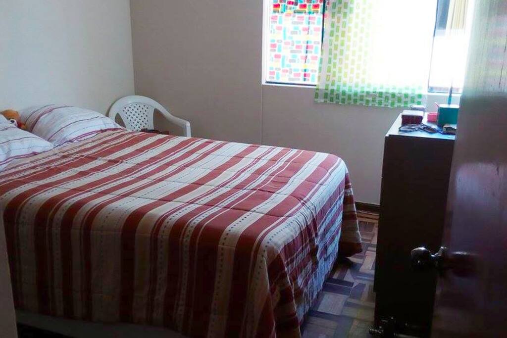 Cuarto simple con cómoda cama