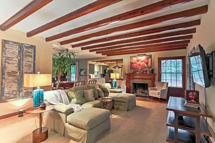 The Corner Cottage in Green Hills