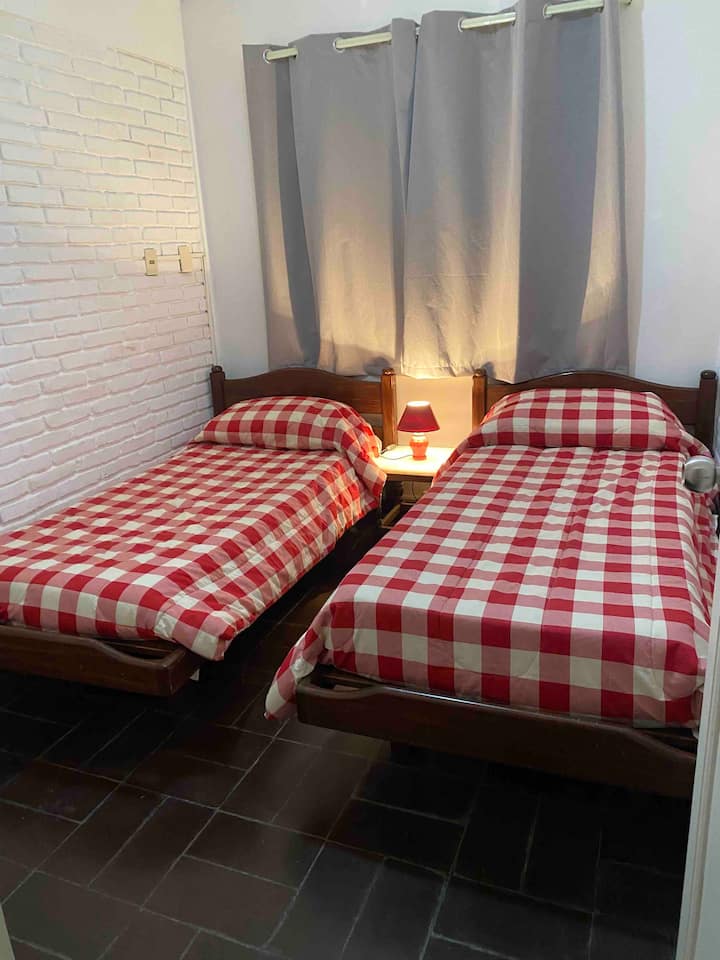 Спална соба 3 - 2 кревета од 1 простор - плакат