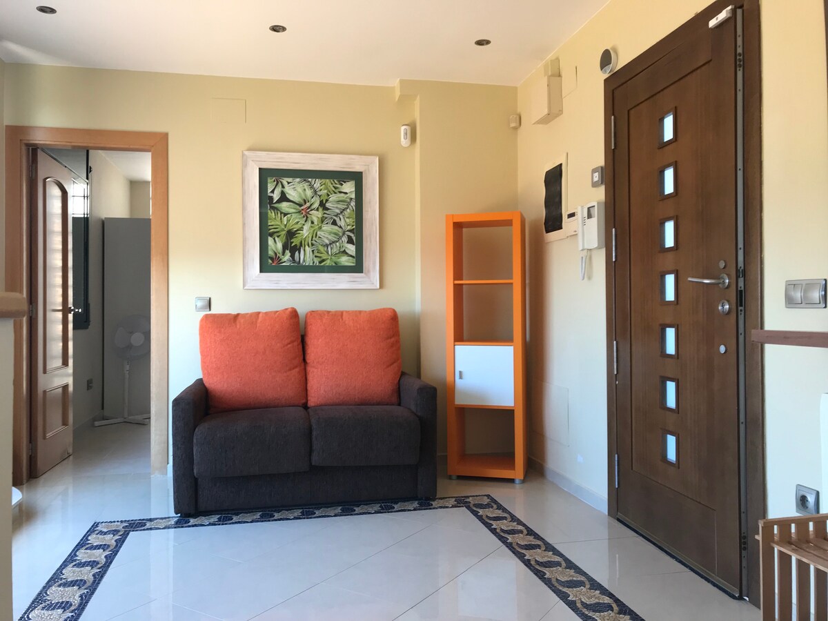 Dnevni boravak na gornjem katu s sofom na razvlačenje