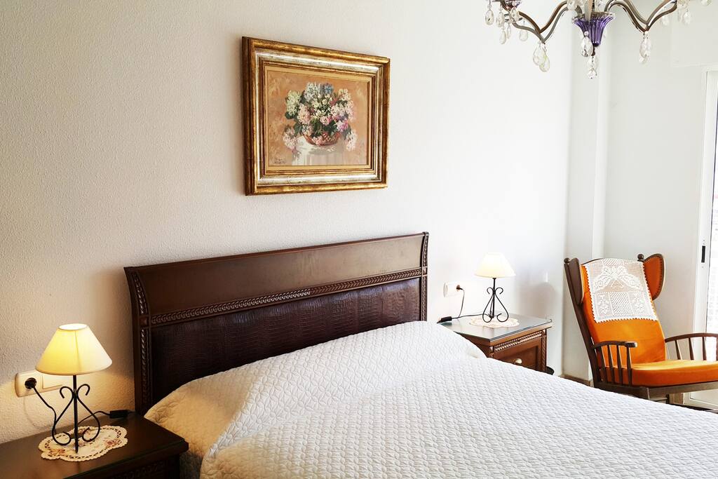 Guest bedroom with a king size bed (150 x 190)