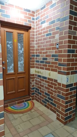 Central Vic Pk 2 townhouses 6×4+4carparks+100mbps gallery image 2