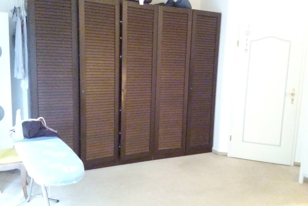 Schlafzimmer unten mit Einzelbett und Zugang zum Bad en suite
