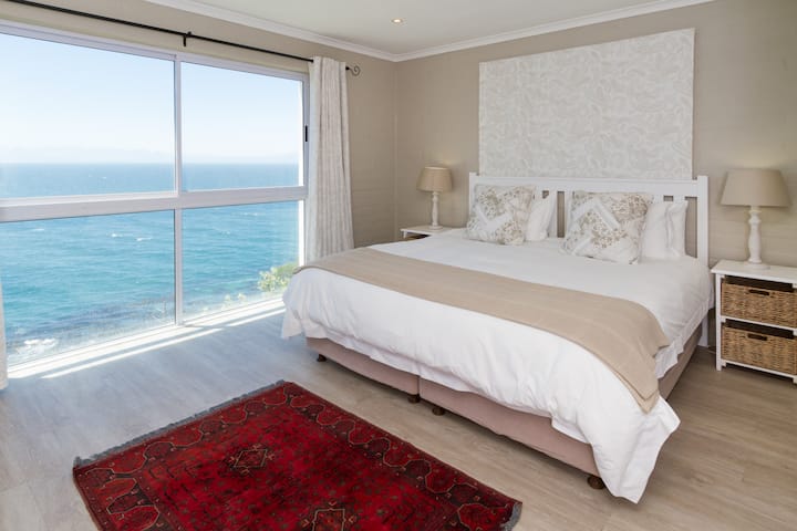 1号卧室是套房，有大量橱柜储物空间